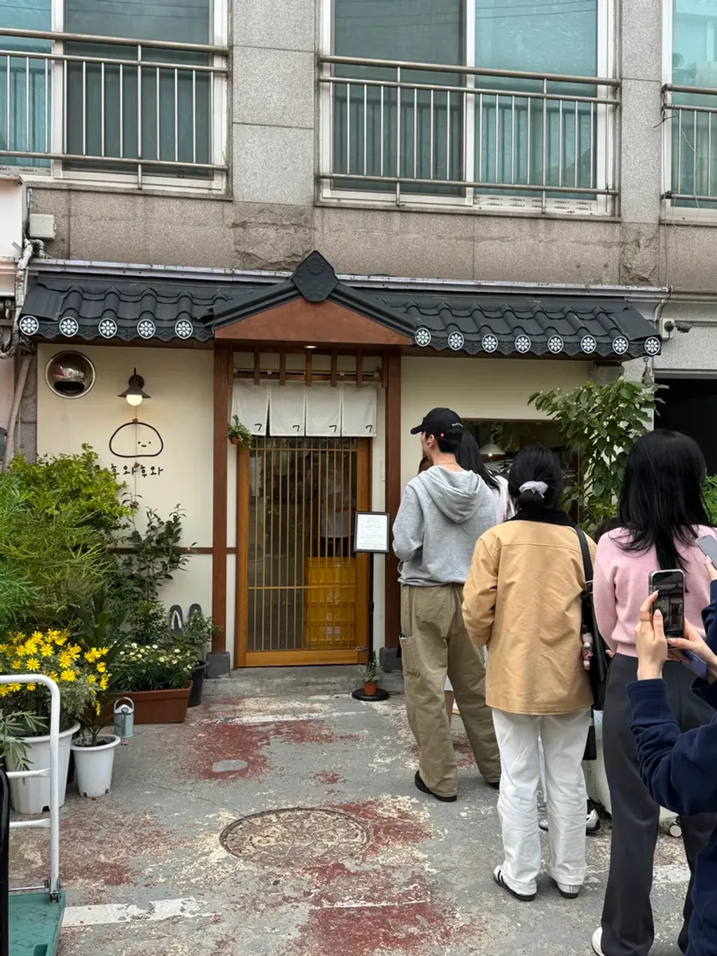 일요일 오픈런 10시 30분 대기 중인 사람들