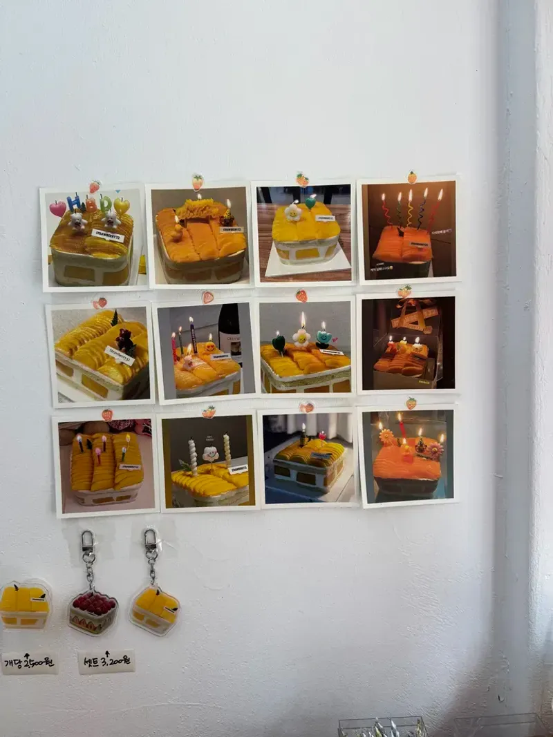 망고 케이크 사진이 걸린 벽면