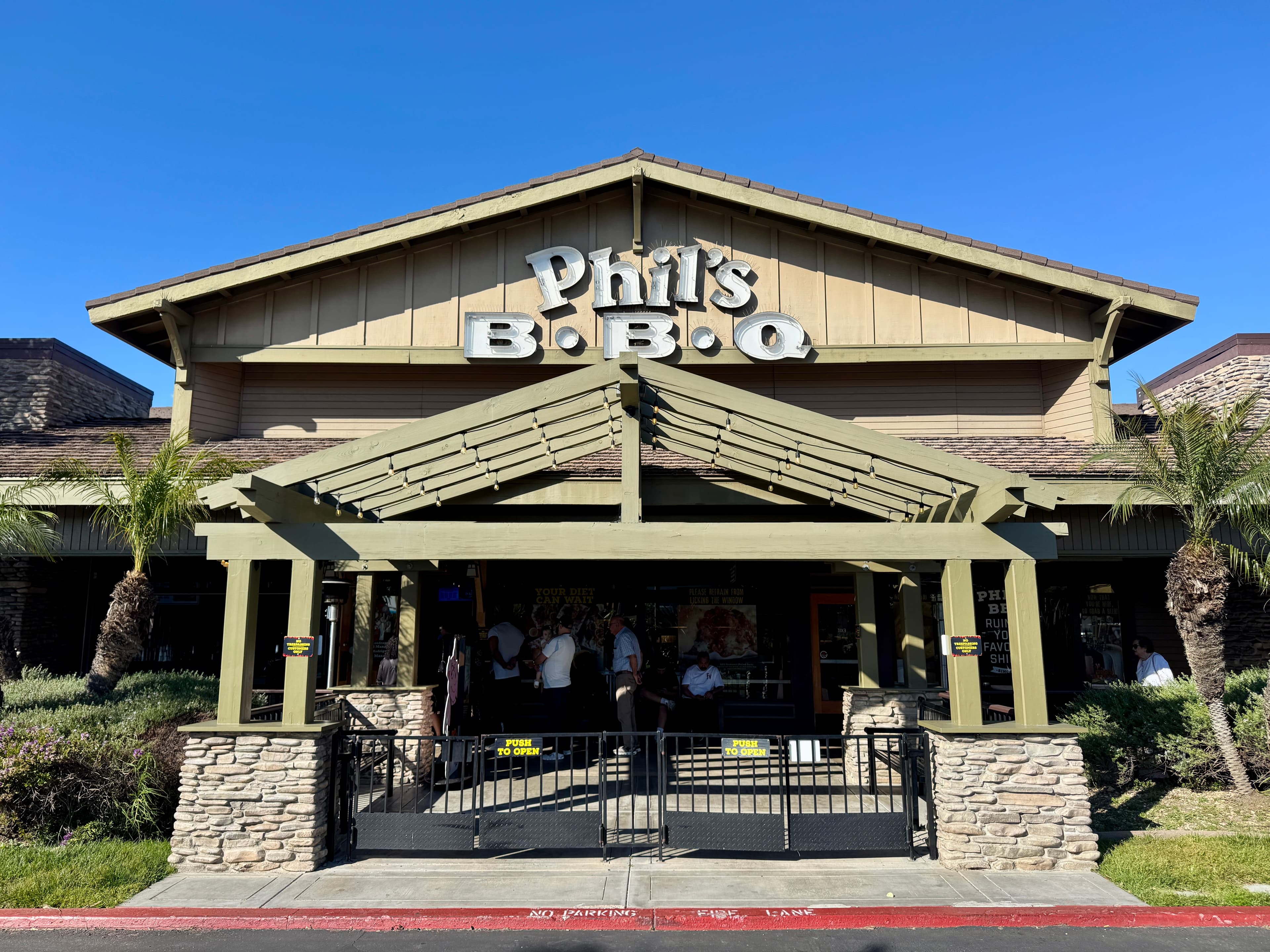 Phil's BBQ: 샌디에고의 전설적인 바비큐 맛집 탐방기
